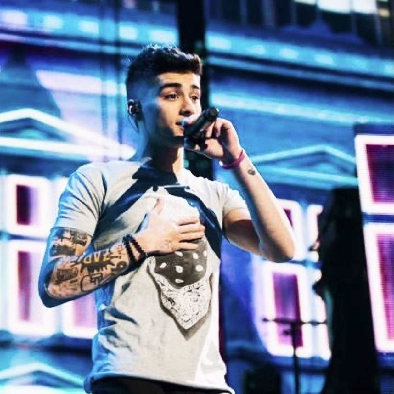 please follow @peculiarzouis bc she gave you this free follow! thank you ilysm (: