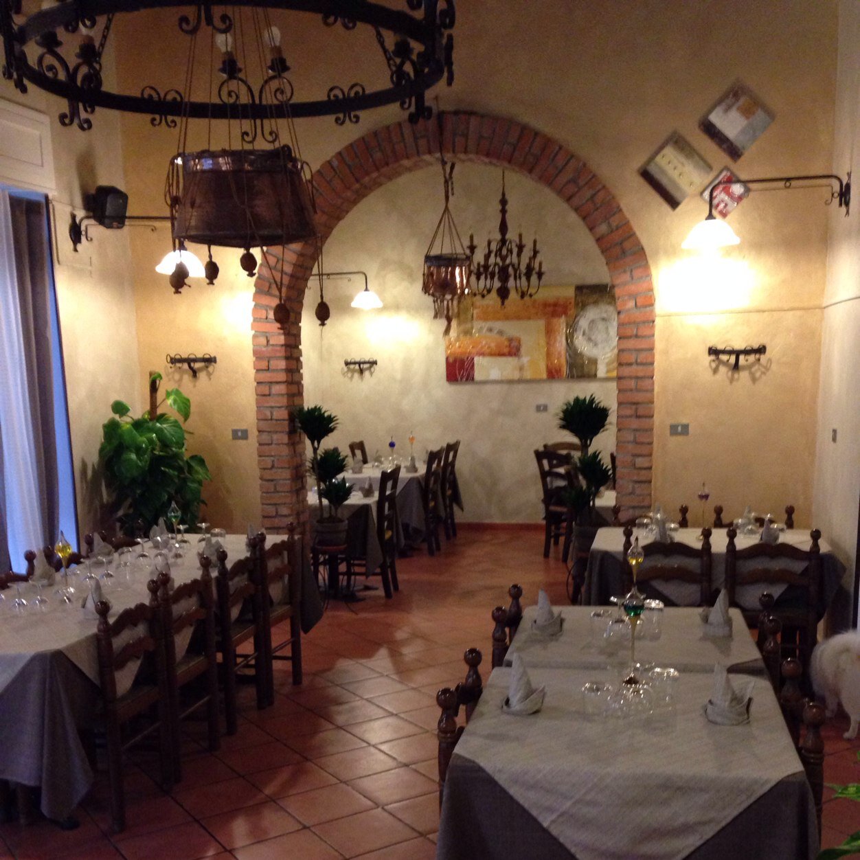 Cucina mediterranea con specialità tipiche calabresi e pugliesi.
Con preparazioni dolciarie della casa.
Ampia scelta di vini.
Ristorante a lume di candela.