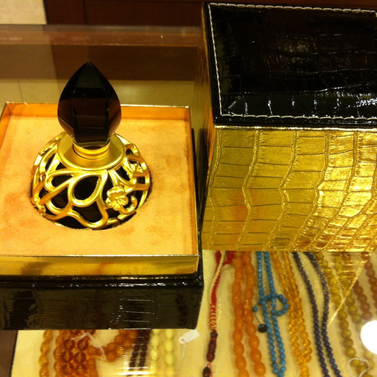 اهتمام خاص بالعطور الشرقية الخاصه والبخور النادرة وعلب هدايا المميزة فاخرة ت:0114657999
