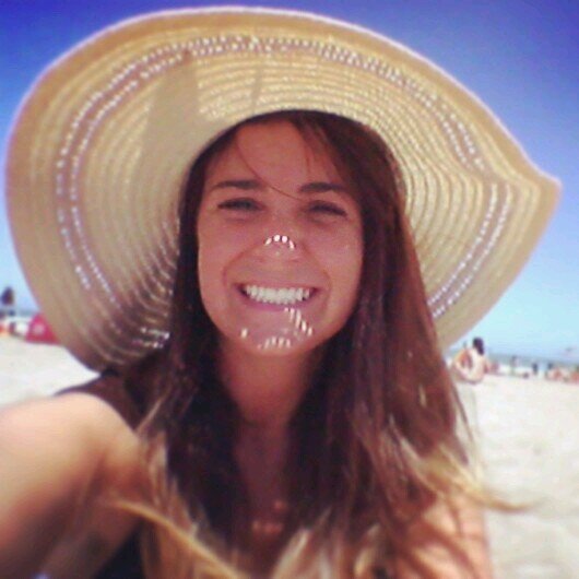 MerDelfino's profile picture. No tengo todo calculado, ni mi vida resuelta. Sólo tengo una sonrisa y espero una de vuelta.