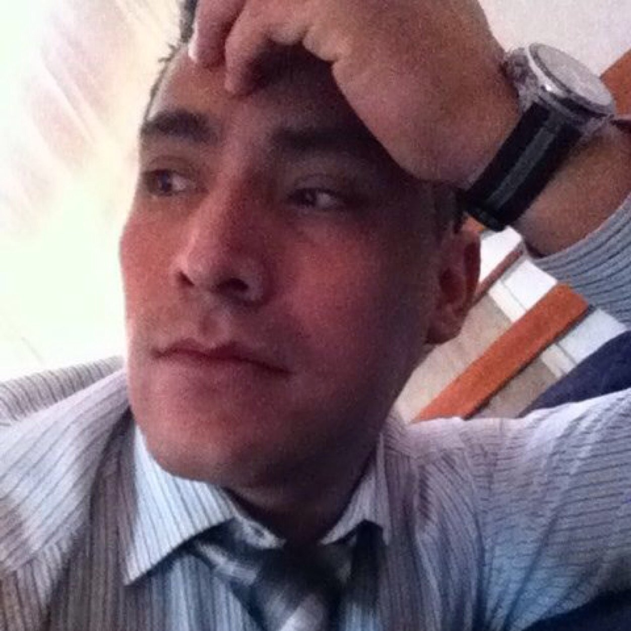 El tren de los momentos jamas se detiene , en el camino conocemos lugares y personas que nos marcan para siempre , ama a quien lo valora y quiere a quien merece