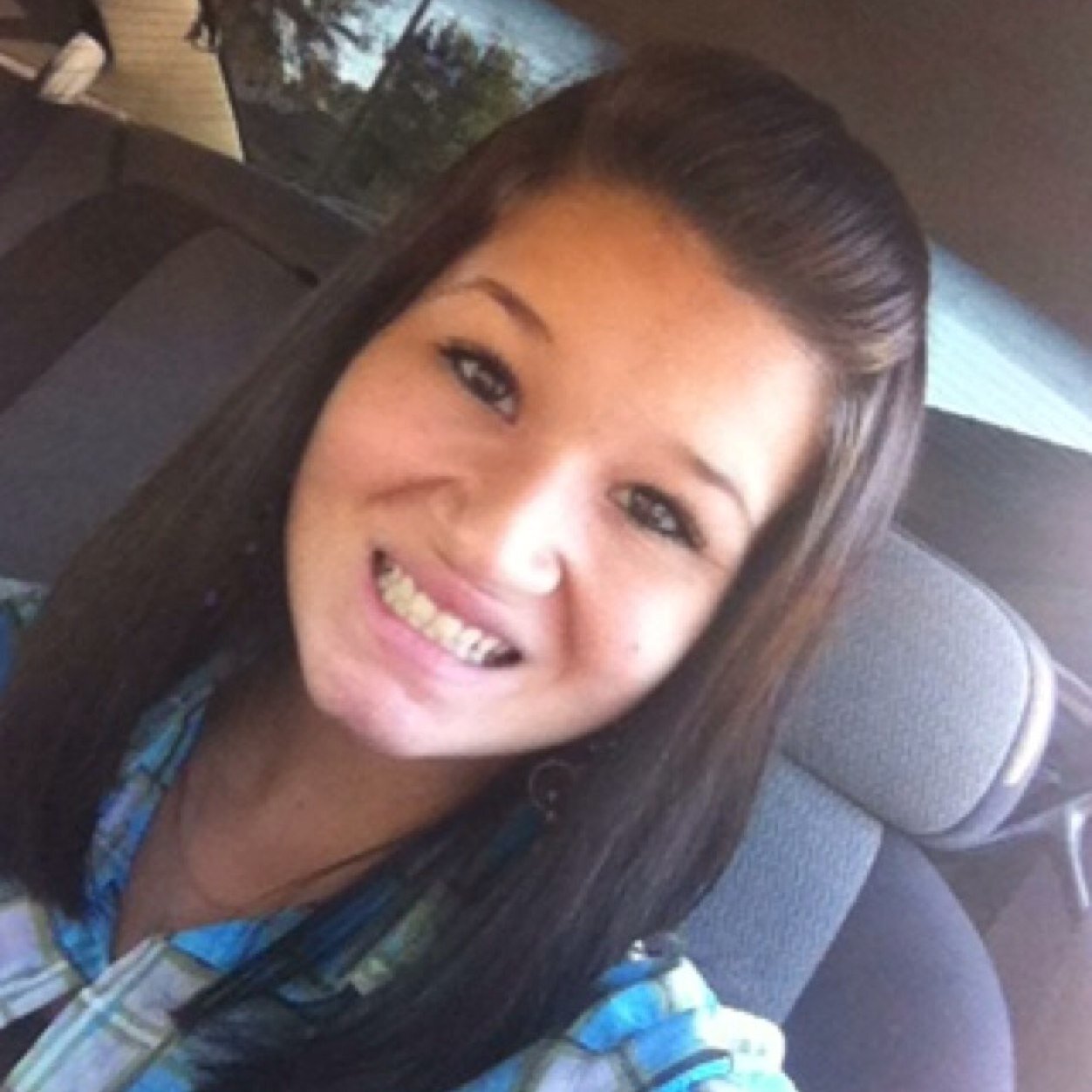 I am 15. Single :) cheerleader, softball #6 and love the lord