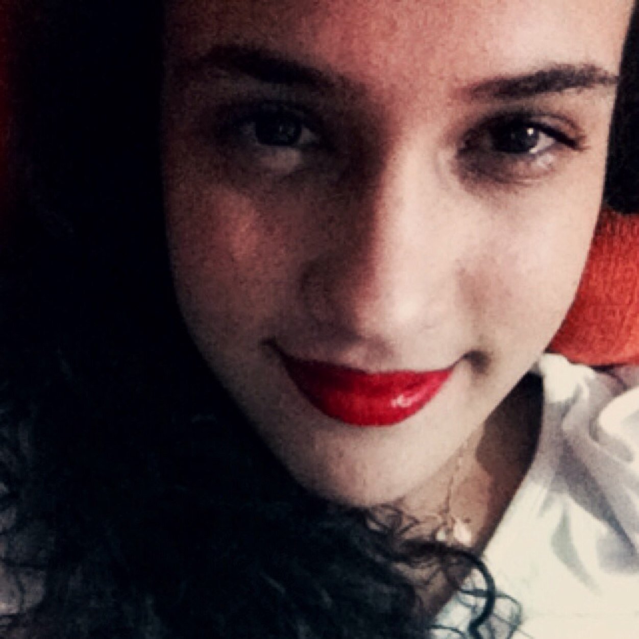 A vida é uma peça de teatro que não permite ensaios. Por isso, cante, chore, dance, ria e viva intensamente, antes que a cortina se feche e a peça termine sem a
