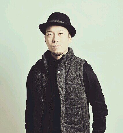 福岡で活動中のバンドE.M.Oにてベースを弾かしてもらってます。最近ベースの音しか聞こえませんｗｗこんな僕ですがよろしくです。 E,M,O official web site http://t.co/rkgAAHmn7q