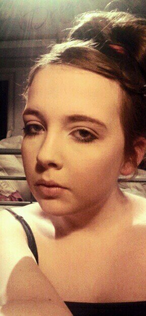 Im just a girl who uses twitter and  if u havnt guessed already my name is Lauryn Wiley  :-*