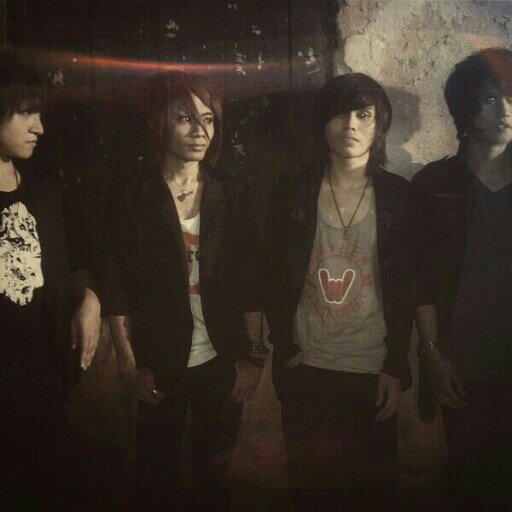 SHIKI //Sora | vocalist //Haru | bassist, //Hika | Guitarist //Kyo | drummer. https://t.co/E9Y5NhuNuk. BOOK : 0856 9999 387