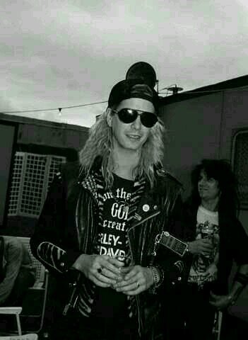 dedicated to all of the @DuffMckagan 's fans of G.N'R.,Velvet Revolver,Duff's Loaded,Walking Papers n Kings Of Chaos. Duff follows me!