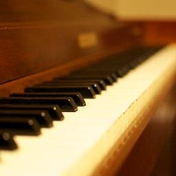 Modern piano lessons to transform students into creative artists.