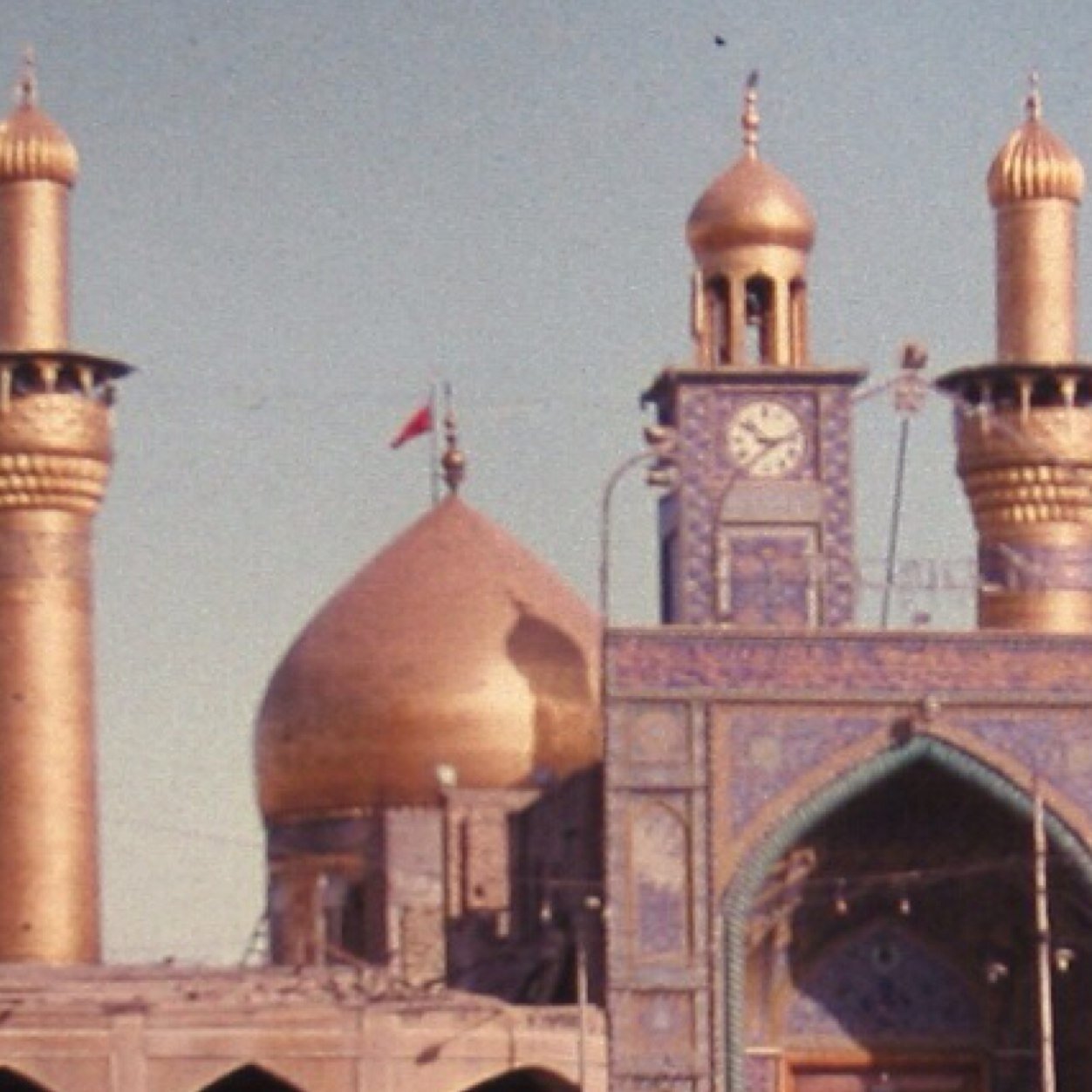 : احتاج لأكسجين مشهد
ومن ثم هواء كربلاء
ثم تلقيها نضرة عشق لنجف
ثم اشد الرحال لأرض الغريبه الشام
