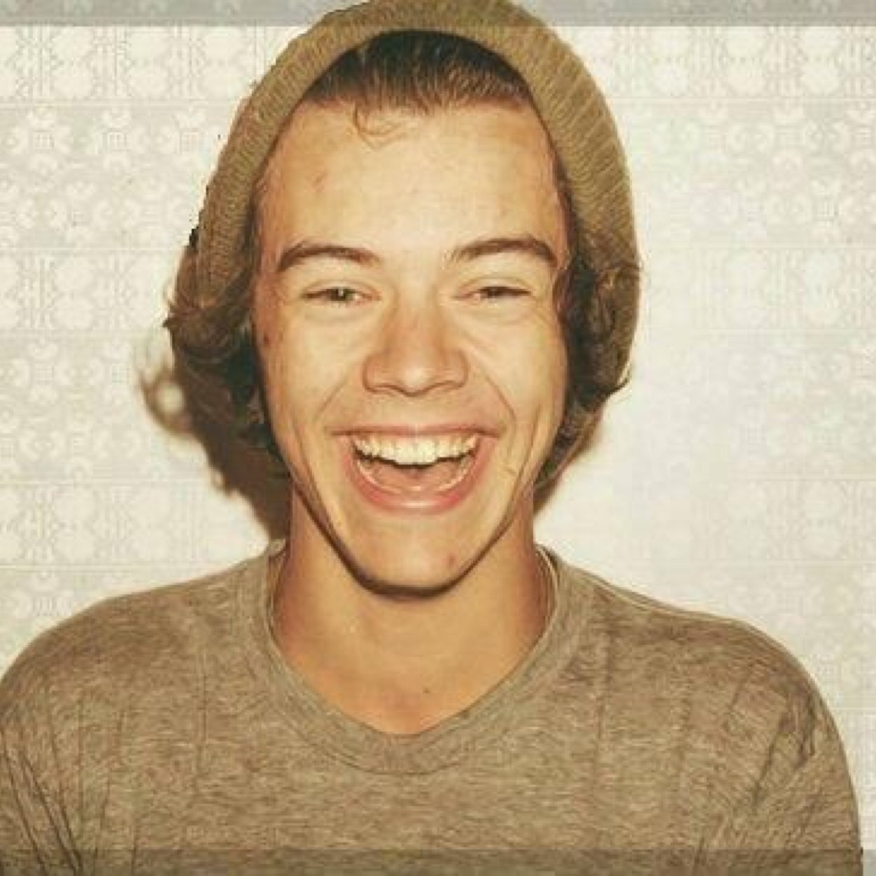 PLEASE FOLLOW @rlly_harry SHE WILL FOLLOW BACK IF YOU ASK TYSM ILY
