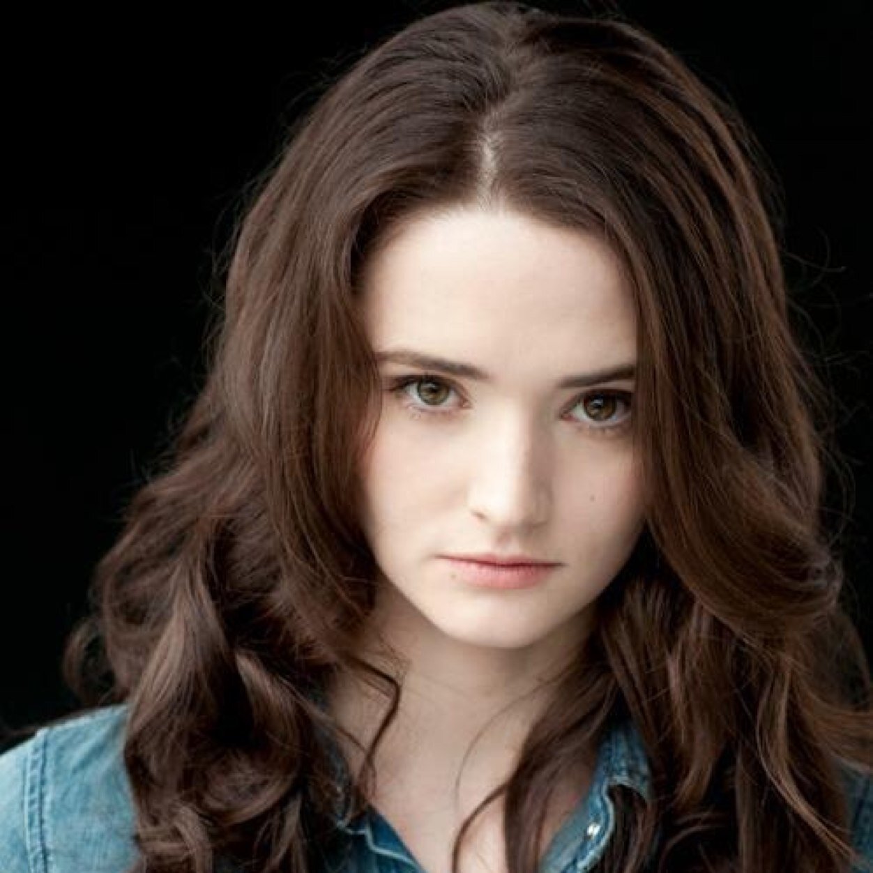 Soy Renesmee por mis abuelas o Nessie para Jake. Mis padres son Edward y Bella. Mitad vampiro mitad humana. Puedo transmitir mis pensamientos con solo tocarte