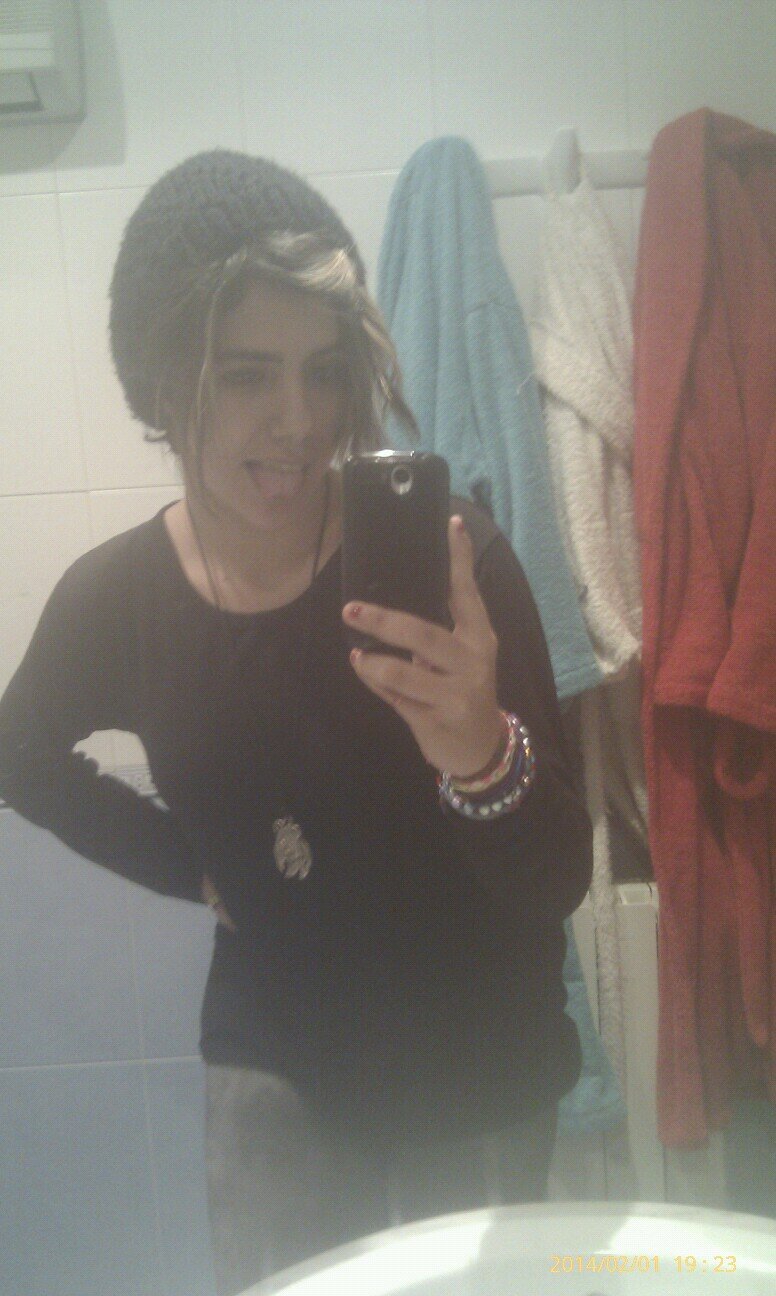 me gusta hacer reir a la gente porque siempre les digo que tienen que vivir la vida con una sonrisa me gusta cantar y bailar.soy auryner.