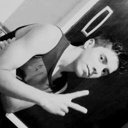 Gosto muito de ouvir música,jogar futebol,Sou Boy Lovatic,Smiler,Boy Directioner e outros...