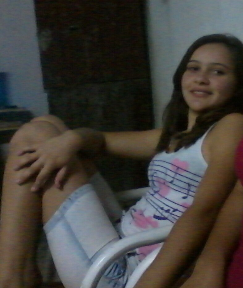 12 Anos ,namorando , estressada, legal,simpática,carinhosa,doida,chata,ciumenta.