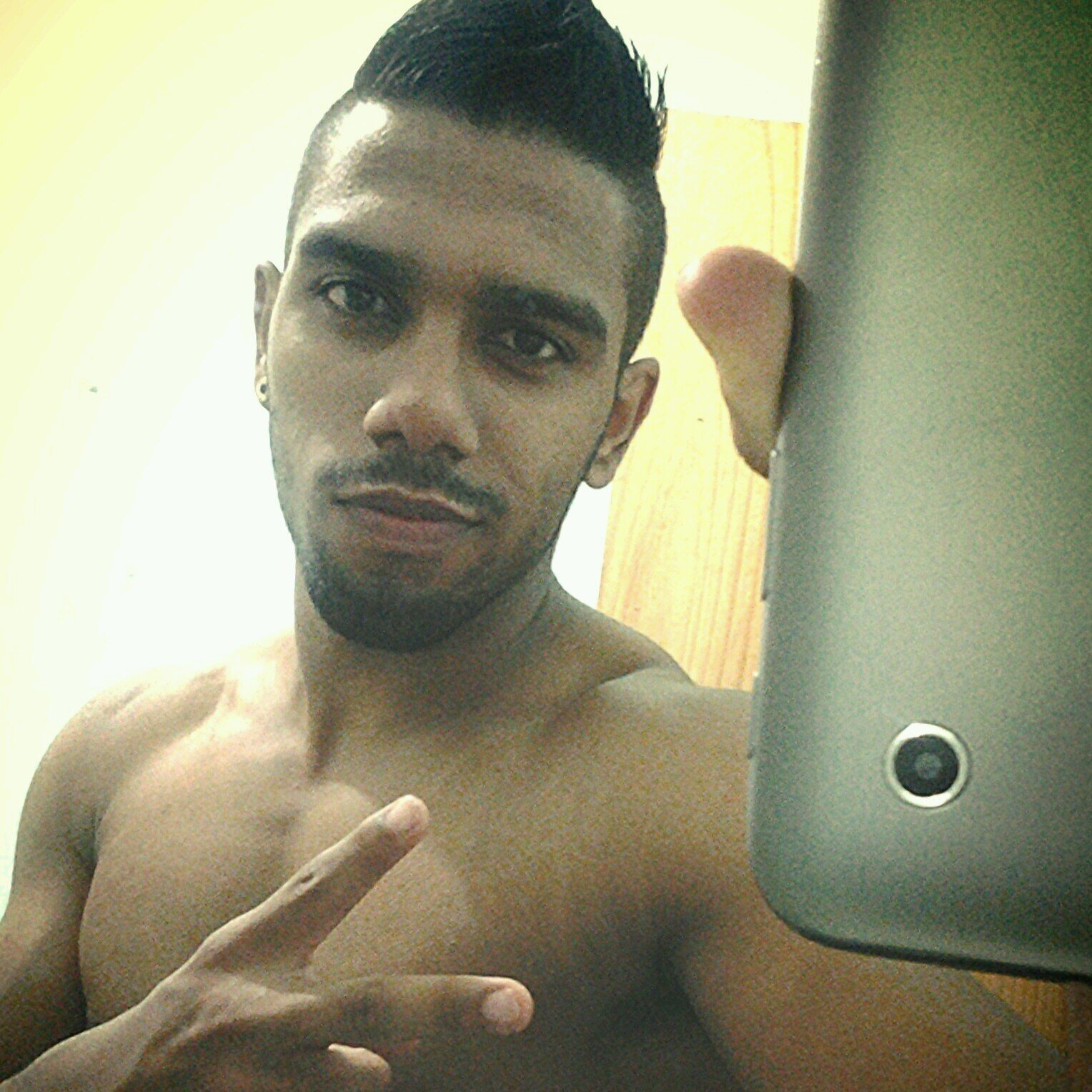 Tenho minhas qualidades e defeitos!Não sou perfeito,erro todos os dias,mas é com eles que aprendo a nunca mais comete-los,Tentando tornar-me uma pessoa melhor!!