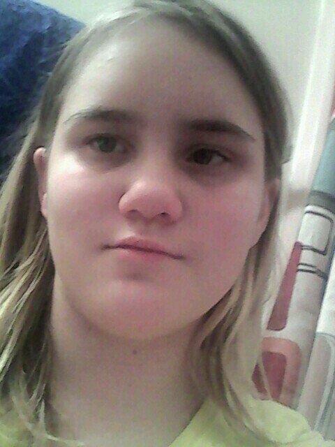 hi like green day :-) and all types of music and bands and actors and actresses and i always welcome new followers and i will follow back and reply back ♥
