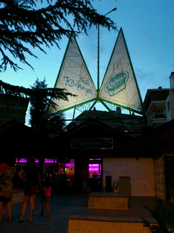 Disfruta la noche bailando, escuchandomúsica o simplemente tomando unas copas con tus amigos. Discoteca con estilo.
Conciertos en directo, fiestas tematicas....