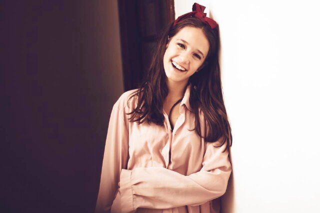 Actriz,cantante,hija,hermana,prima,vecina.Cinco hermosos años de mi infancia y adolescencia me formé en la escuela de actuación y canto de Hugo Midón.