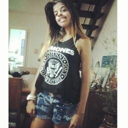 Seja humilde, pois, até o sol com toda sua grandeza se põe e deixa a lua brilhar ! .. tenho 18 anos , Facebook Andressa Santana .