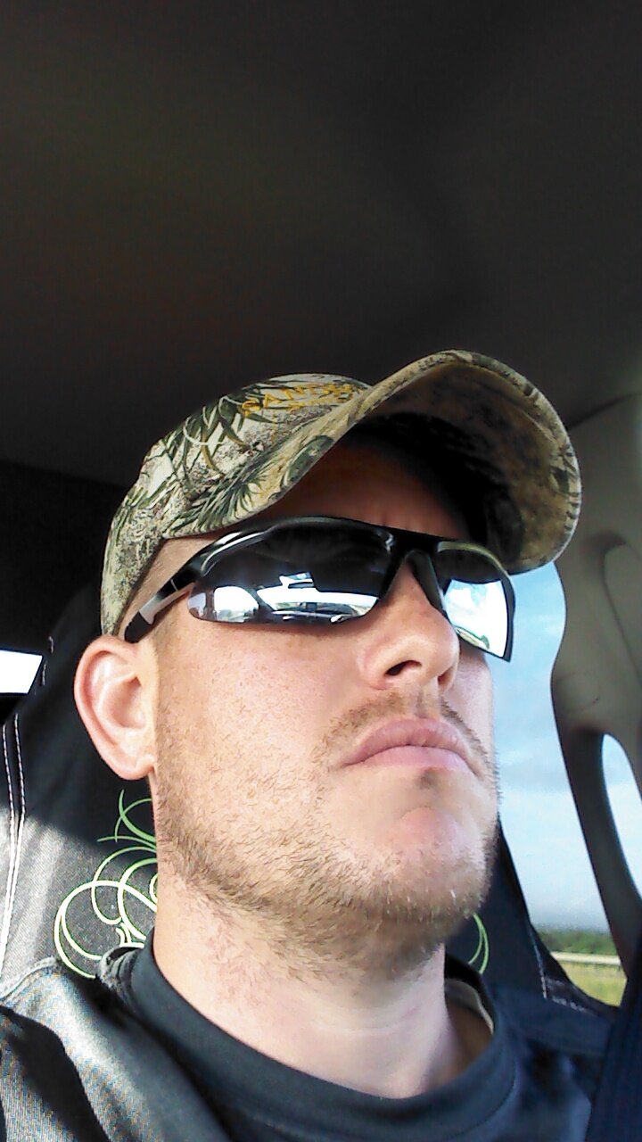 I am 30 years old, hard working man in the oilfield and a single father of two boys / one girls. I love sports and enjoy women.