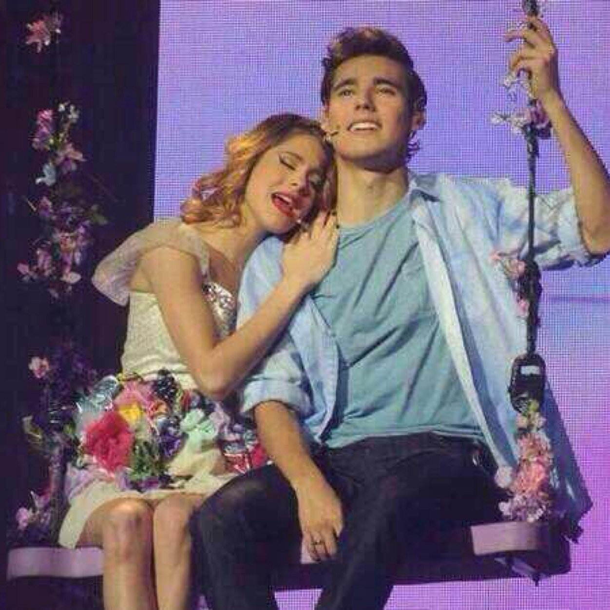 Sou: Tinista,V-lover e Leonetta!! O Pai Da Tini pegou meu cartaz no show!!! #SimplismenteTini