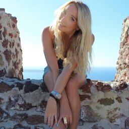 Singer/Songwriter/Moderatorin/Autorin
http://t.co/SRKG6yIyhe, http://t.co/GNGw2w79Vl
