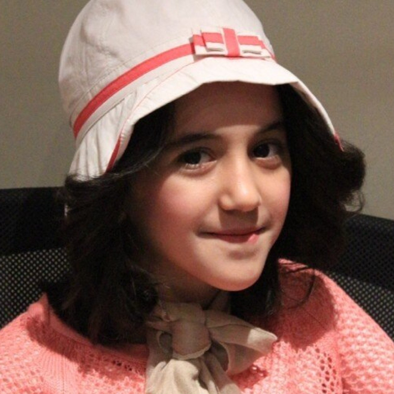 ط..طيفها مر بنا وسرق قلوبنا يـ..يعانق صوتها وإحساسها أرواحنا فـ..فاقت كل التخيلات فناً وذوقاًً وخُلقاً
 هي محبوبتنا طـ..ـيـ..ـف @taif_zahrani