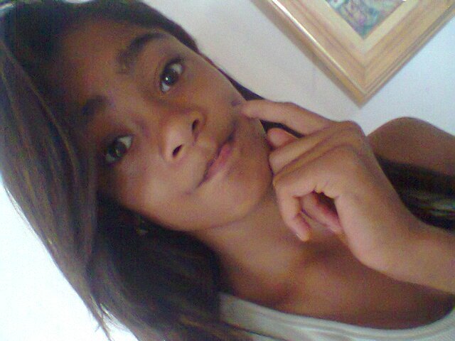 eu erro. Eu amo. Eu choro. Eu brinco. Eu sorrio. Eu tenho defeitos. Eu tenho qualidades. Eu minto. Eu NAO SOU PERFEITA