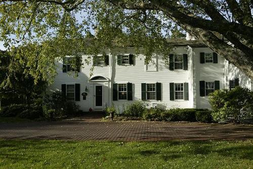 A 16 room, four diamond inn located on Cape Cod in Chatham.  English afternoon high-tea is served.