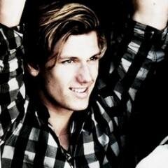 A cold and dark sea wraps it's arms around me, pulling me down deep. All eyes are on me. [#HungerGames | RP.]