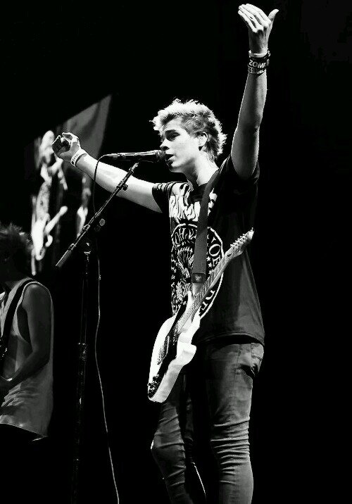 FREE FOLLOW don't follow this acc. follow @bandshirthemmo ! she just might follow back :-)