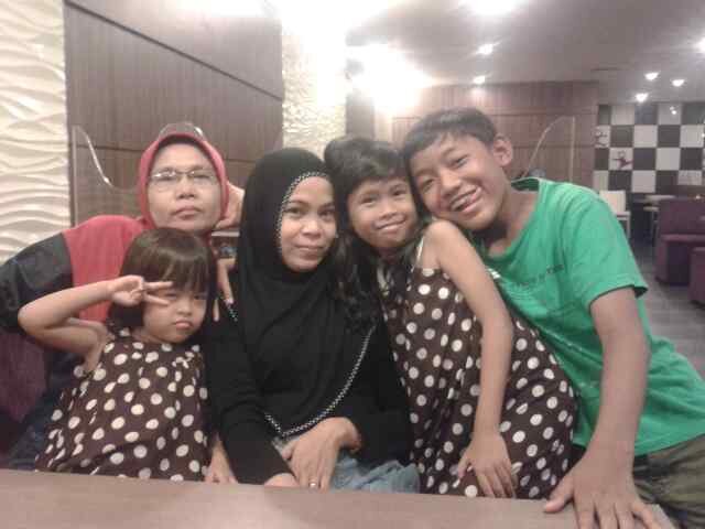 Besok topi girls and peace sampai ({})
