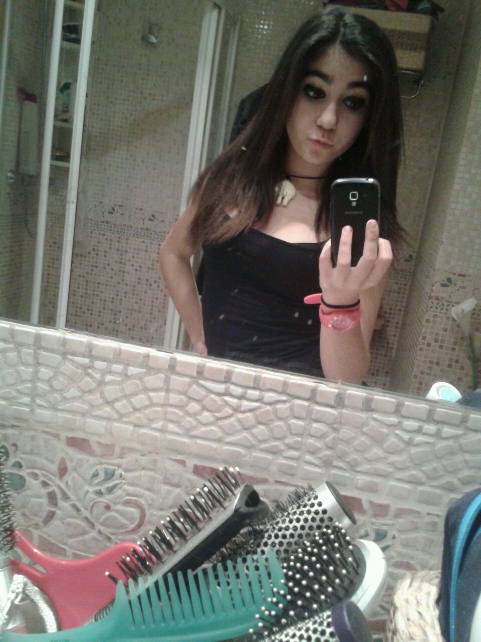 la mejor persona k puedas conocer ya la tienes y no m refiero a mi si no a ki ~26    @carlotita260206 ¡seguirla!