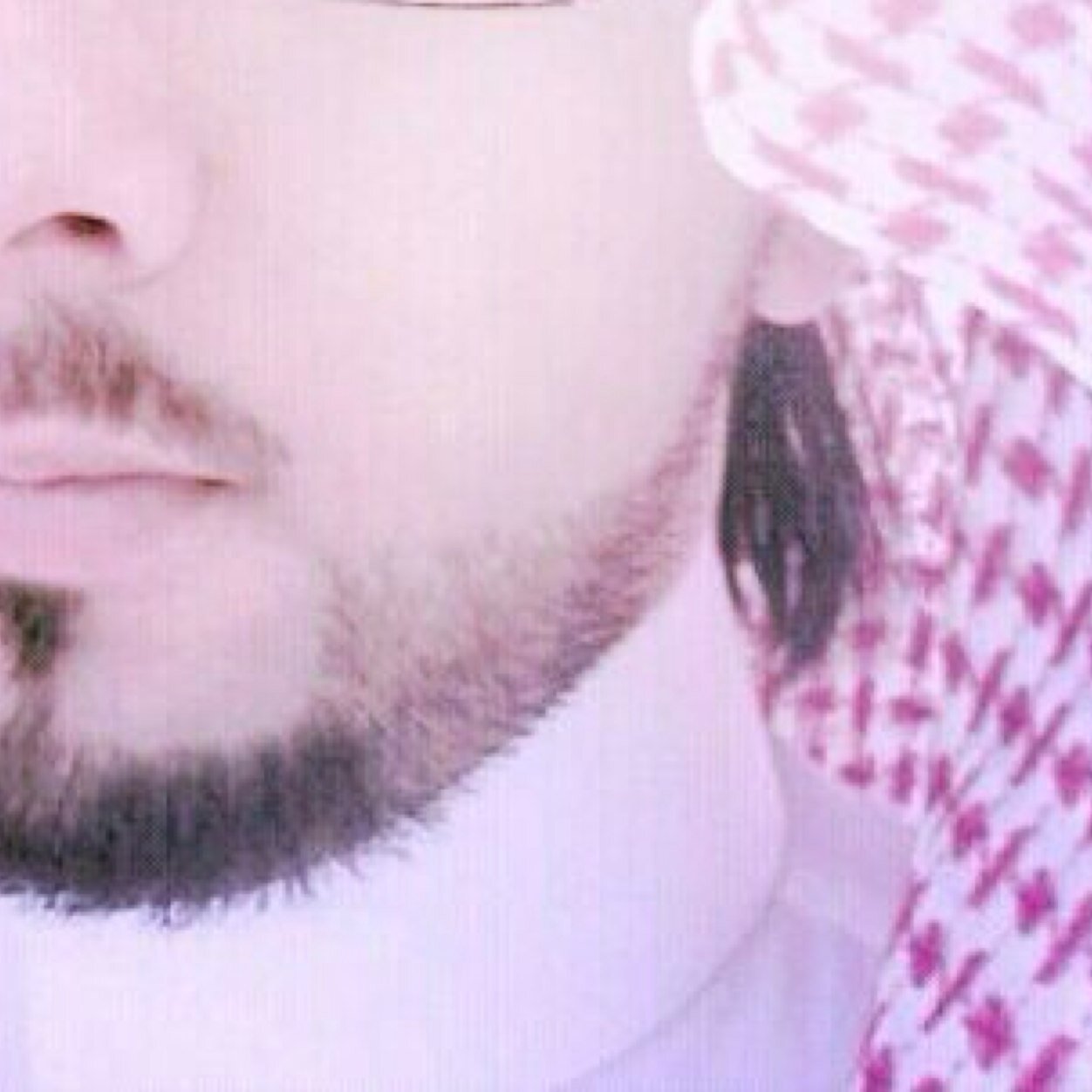 ‏*لا تكُن هشّاً،أي ضربة تُسقطك، وأي صدمة تُضعفك، وأي فشل يُعقّدك، وأي خطأ يقتلك، كُن قوياً،فلا مكان للضعفاء في هذا الوقت.