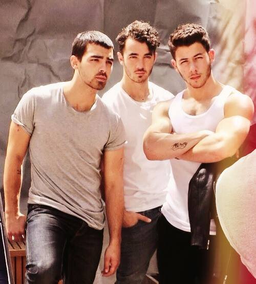 EU AMO OS JONAS BROTHERS TENHO ORGULHO DE DIZER QUE SOU JONATIC
E SEGUNDO KEVEN JONAS SOU TITIA DA, ALENA ROSE JONAS