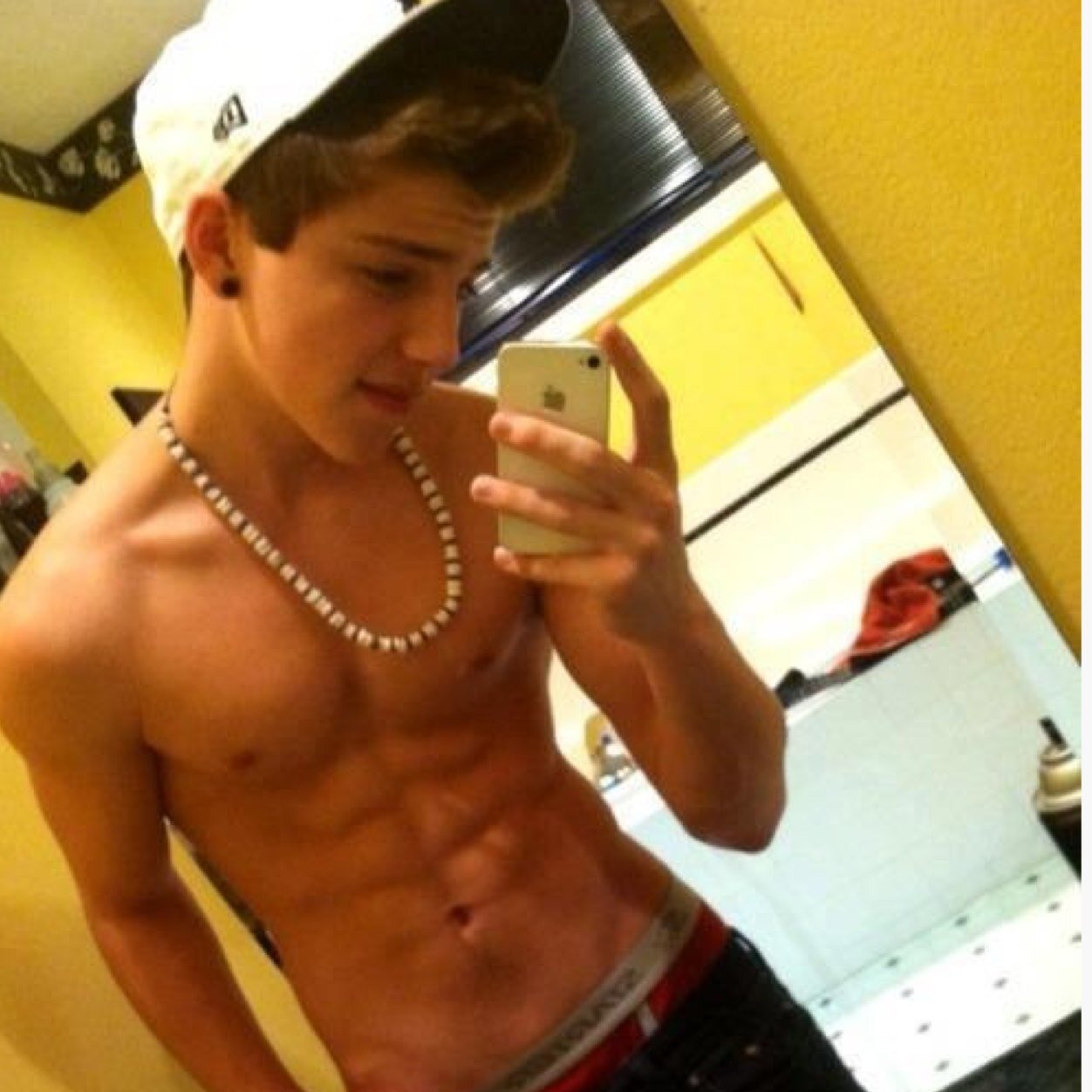 Itslewiss_j's profile picture. New account old account got banned 17 single ;) dm me ladies ;)