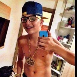 Poderia ter escolhido ser a nega do Luan Santana, a gatinha assanhadado Gu Lima, a piradinhado Gabriel Valim, mais escolhir ser a novinha do Gui!♥TE AMO