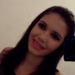 Ela é impossivel! Que novinha terrível.
Pra romance é off e pra balada é disponivel.