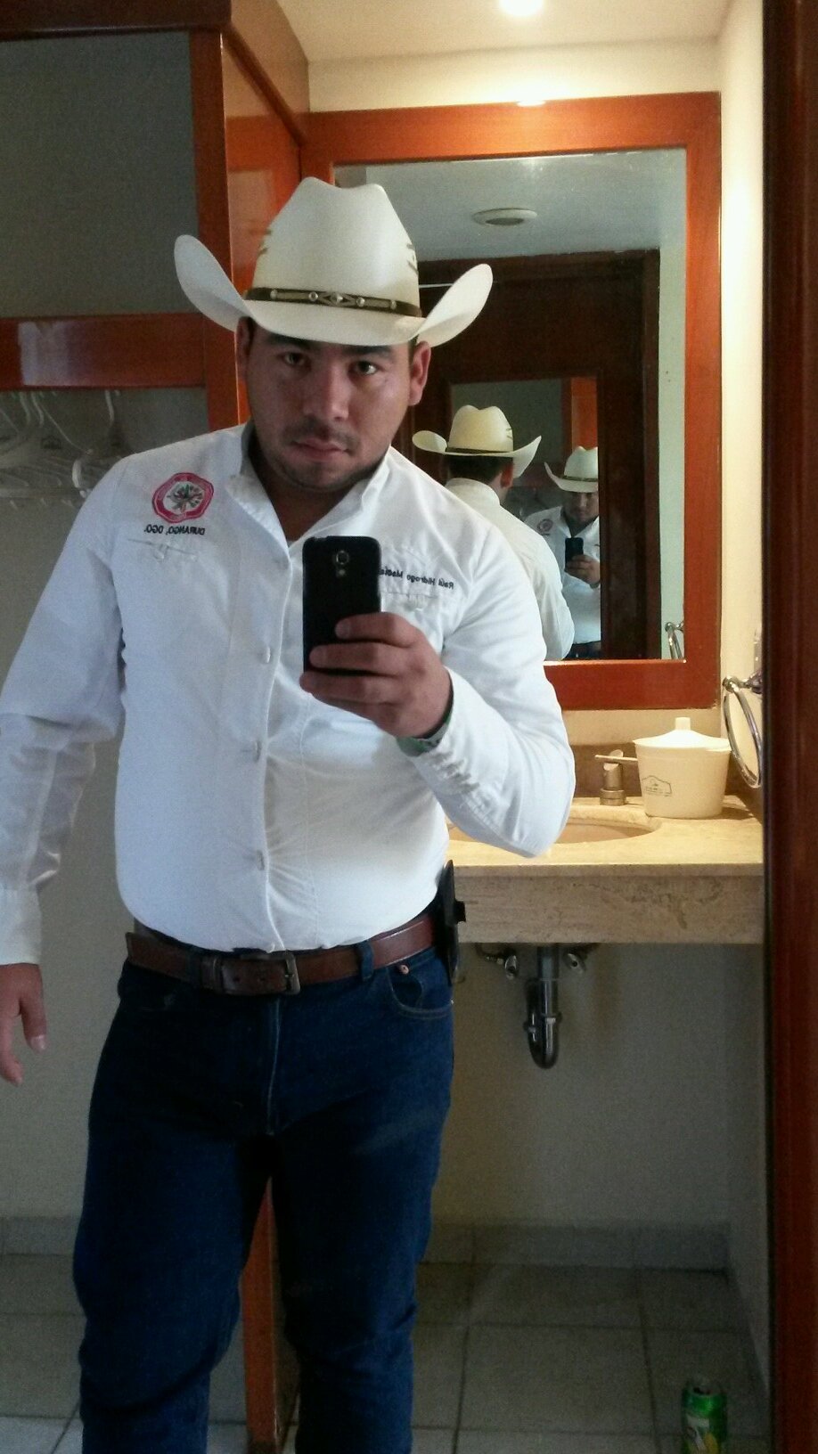 Lic. en Ciencias Politicas y Administracion Publica, Dirigente de La Vanguardia Juvenil Agrarista Gomez Palacio, adherente a la CNC y al PRI.