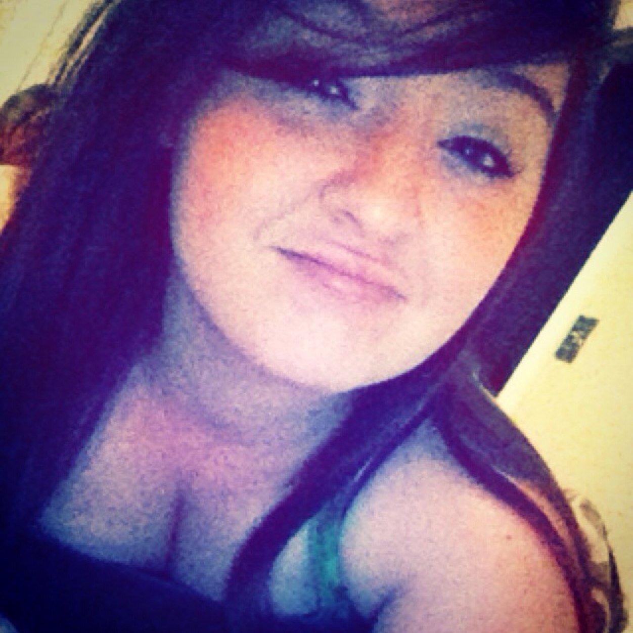 Im 17. Dwayne McCroskey is my world. Live in this hell hole called Ozark.. Mmmm? Follow me. :)