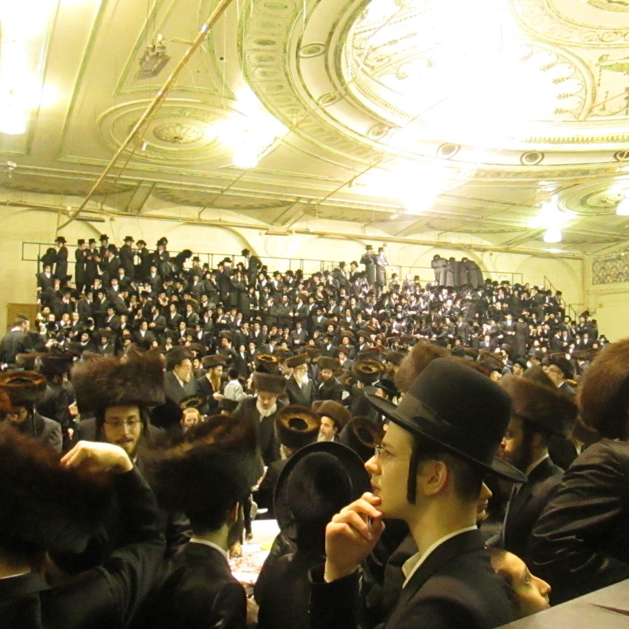 ‏כ'שרייב וואס כ'ווייס, כ'הער, אדער וואס ס'קומט מיר אויפן געדאנק. כ'מיין קיינעם נישט פערזענליך, און כ'האף אז קיינער ווערט נישט געטראפן דורך מיר.