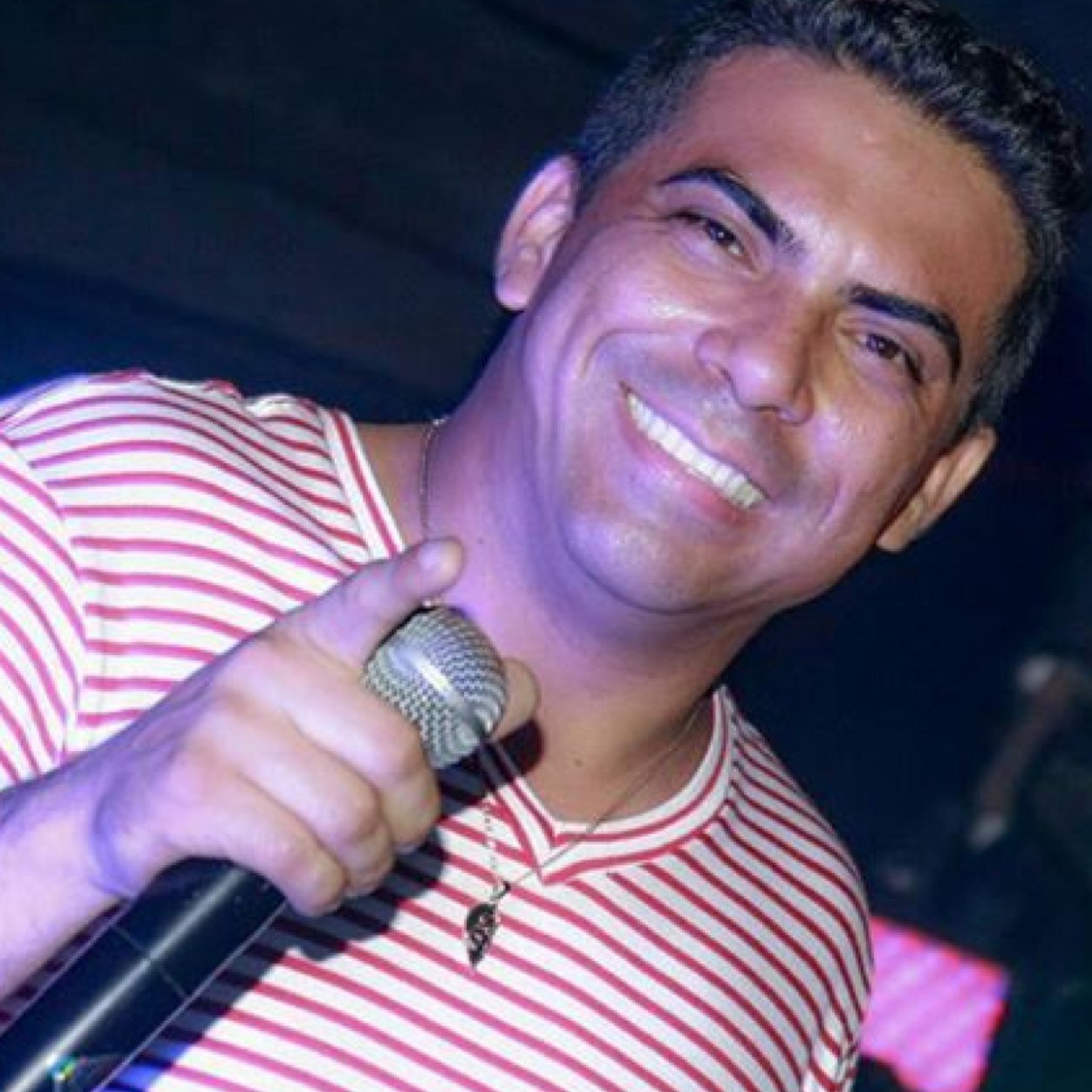 Eu sou Coronel Alves, cantor do Boca a Boca, a banda do repertório diferente e a pegada estranha.