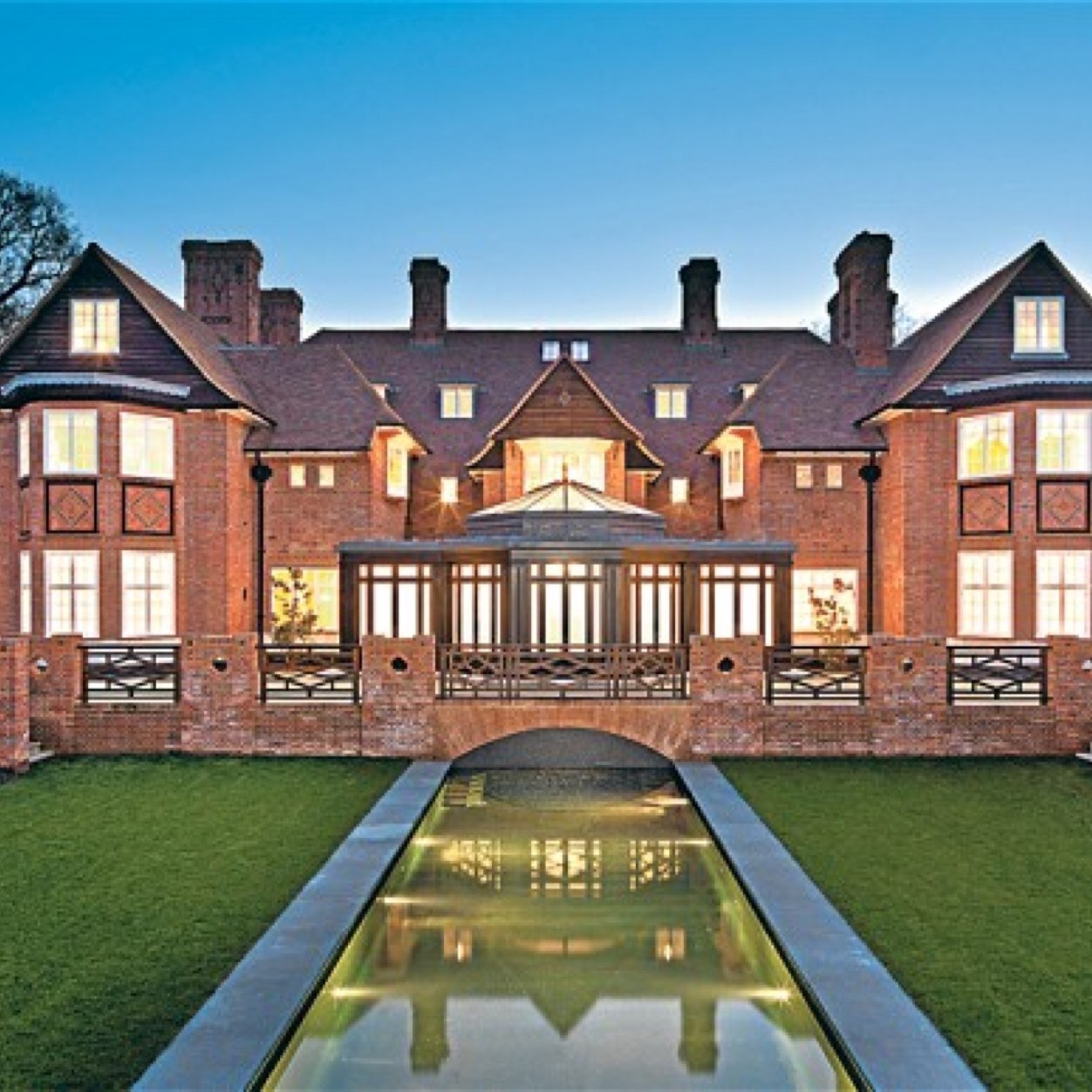 TopDreamHouses's profile picture. Top house's! Retweet for retweet just Dm me.