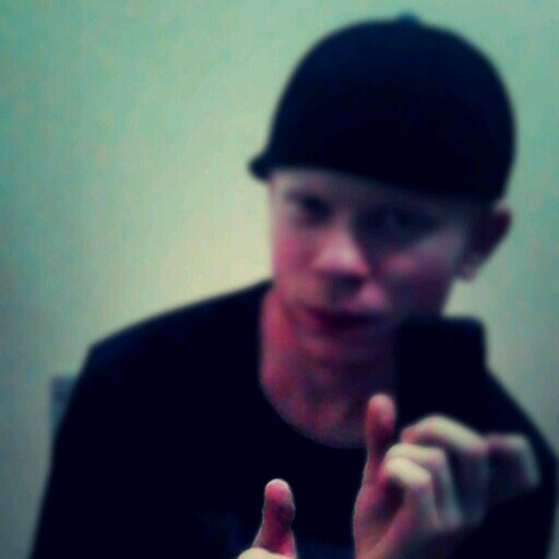 tenho msm q me descrever? Okay, Tenho 16 anos toco guitarra/bateria ando de skate sou web designer bom, bom só me conhecendo msm... pra saber mais.