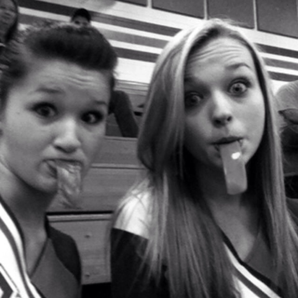 I'm 15 single :) a cheerleader, softball #6