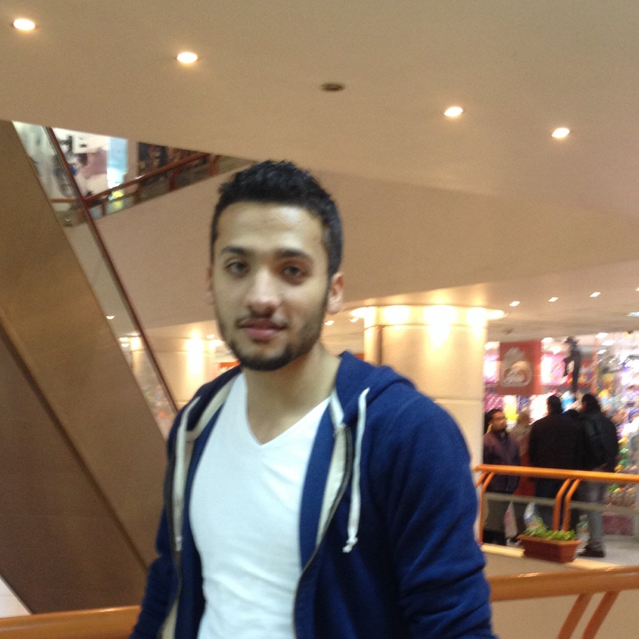 Ana yahya sharaf . Fe kolyet tegara mn 6anta bs draste fe cairo . 3ande 21.sana . (Rab3awe مناهض للانقلاب )