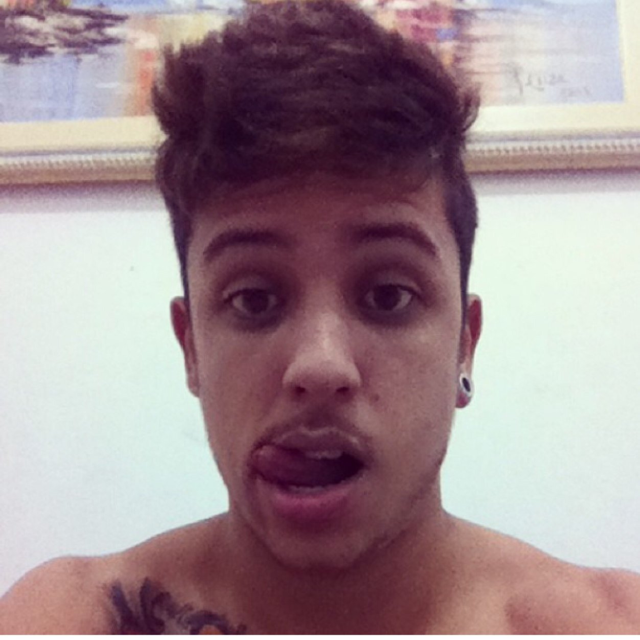 demonstra , demonstra em forma de ciúmes, carinhos, beijos, pode ser qualquer forma. Mas demonstra que gosta !