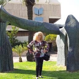 Abogado U Chile. Ex Alcaldesa Hijuelas 16 años ahora nuevamente.Master in International Law. Master en D° Público U Alcalá.Master en Mk. Kellogg Northwest Univ