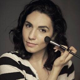 Atriz, cantora, modelo, manequim, manicure e mãe da Lis