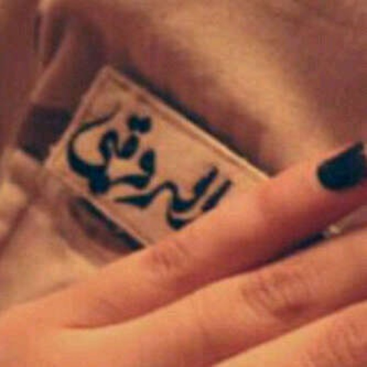 من عز نفسه مايذلونه الناس ومن ذل نفسه لايدور معزه